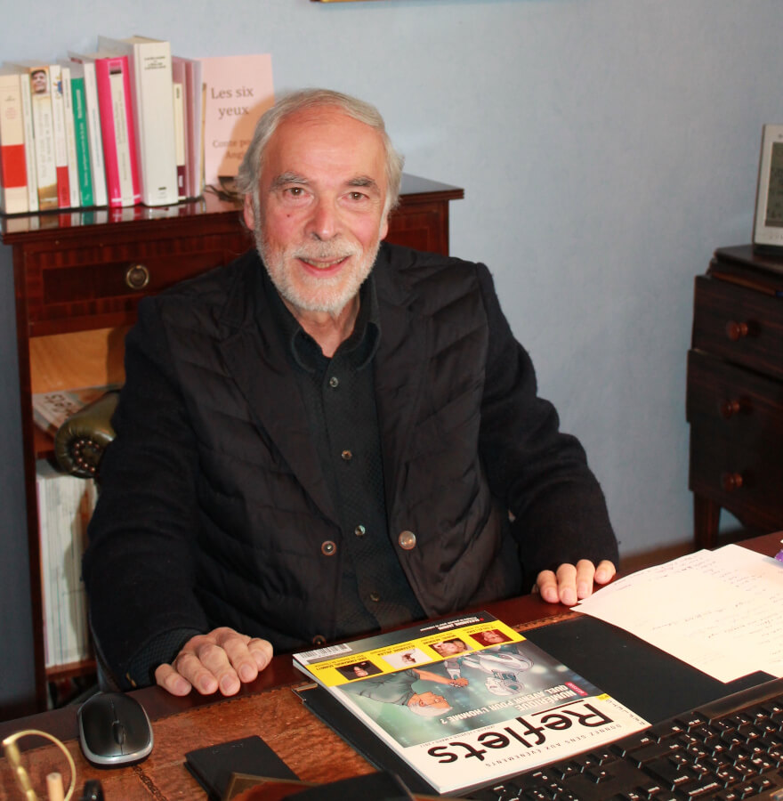 Christian Roesch, directeur de publication de la revue Reflets à son bureau
