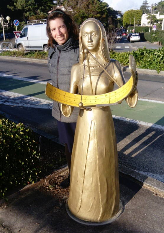 Marine Perresse avec une grande statue dorée