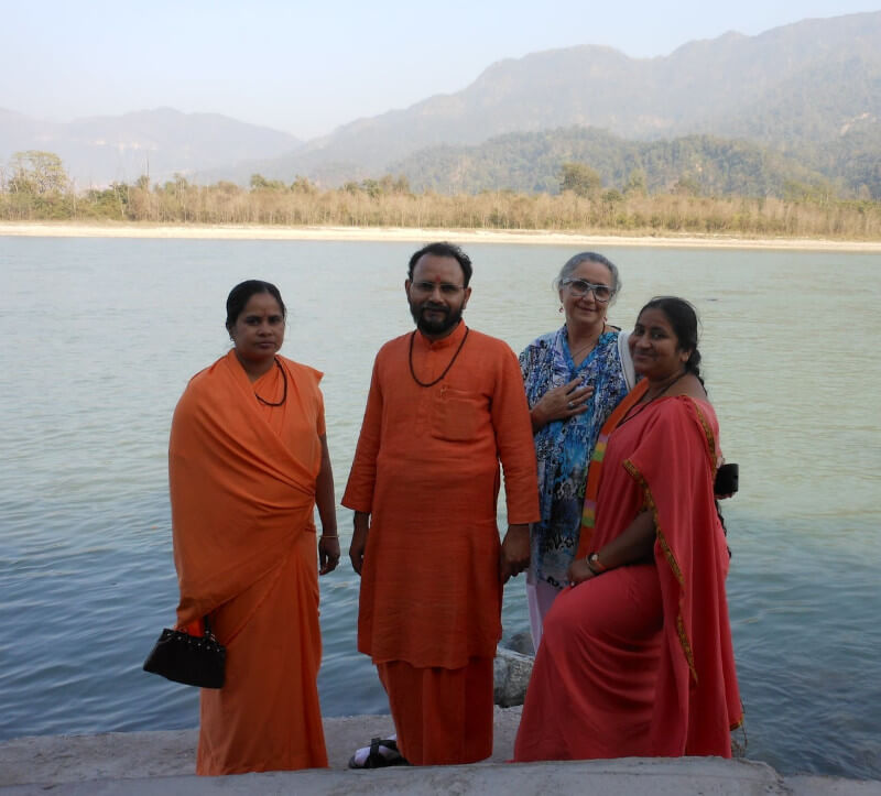 Martine Quentric avec des amis dans la Gange