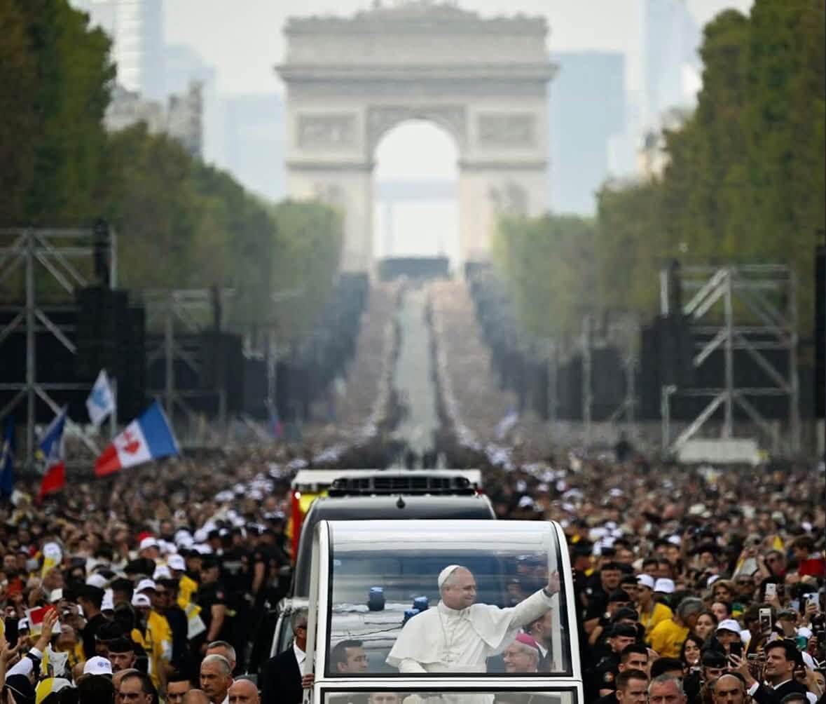 Le Pape Leon 14 sur les Champs Elysees